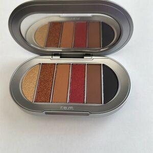 r.e.m. beauty Eyeshadow Palette